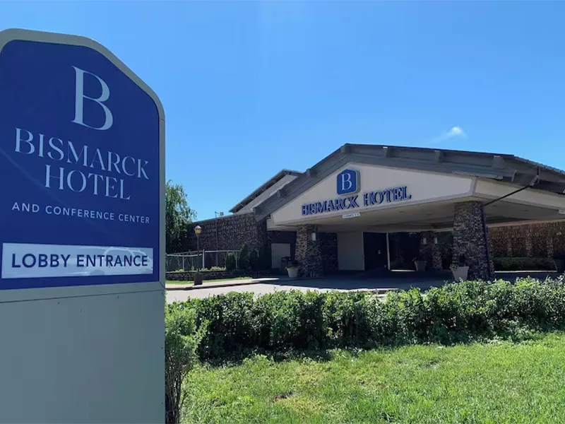 Bismarck Hotel Conference Center Exterior Image